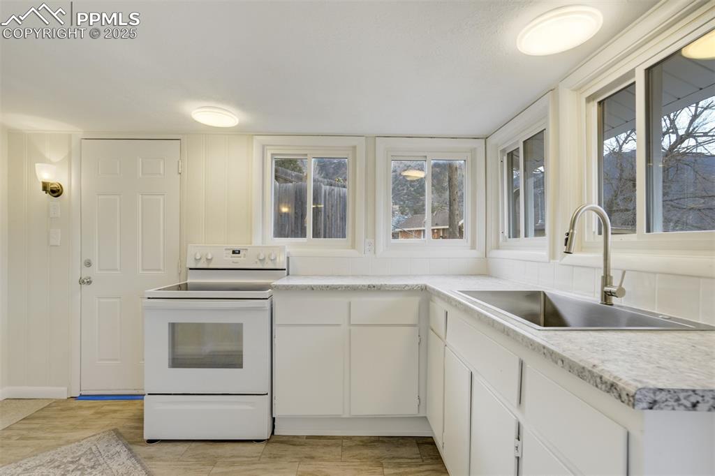 Image 11 of 41: Kitchen