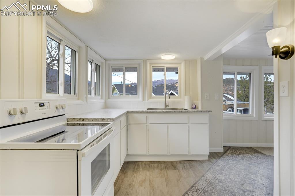 Image 13 of 41: Kitchen