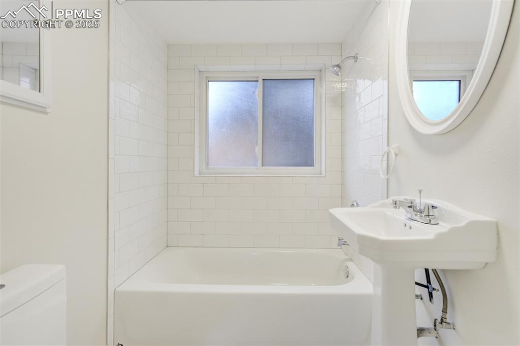 Image 26 of 41: Bathroom