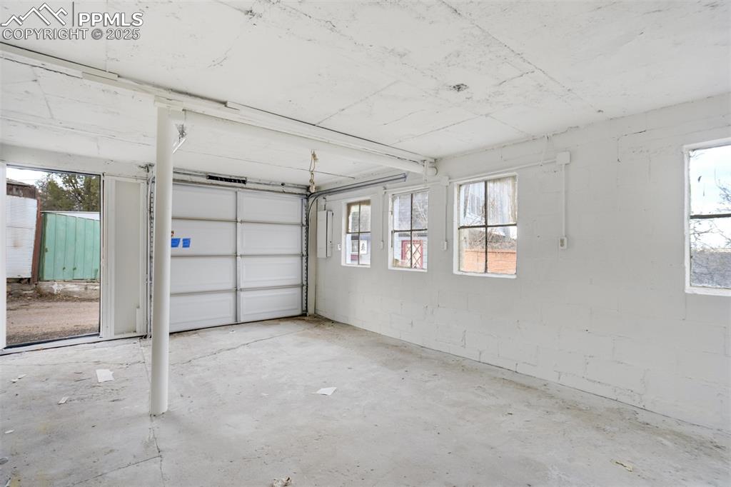 Image 30 of 41: Garage