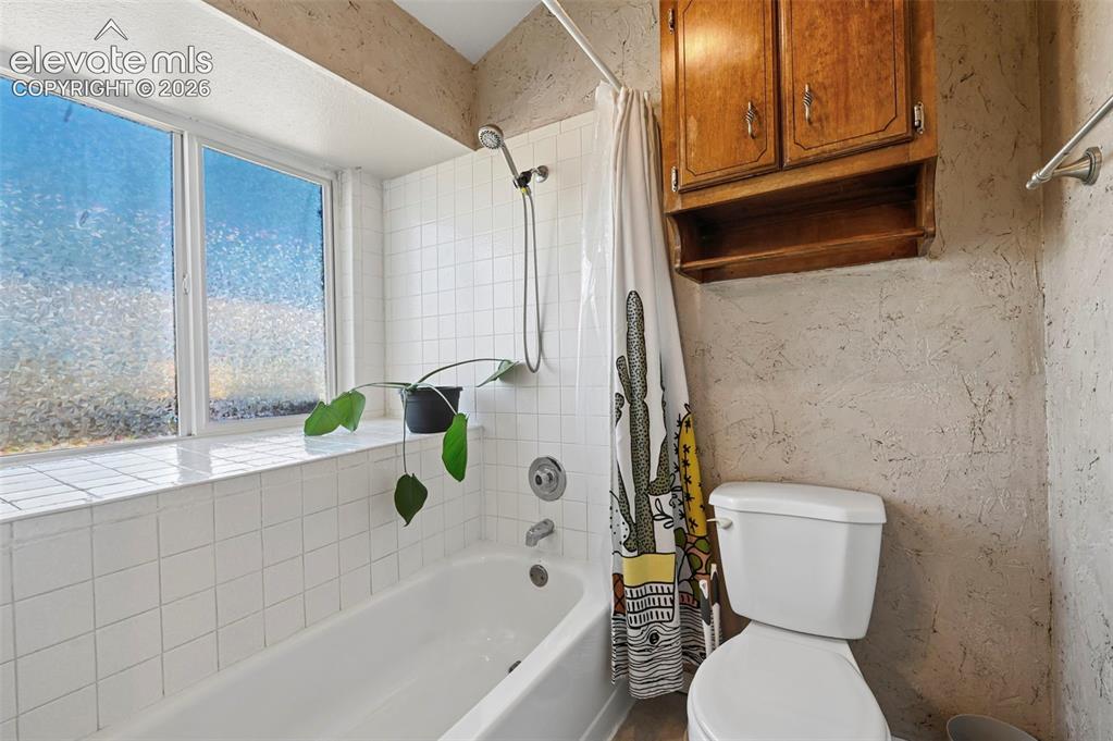 Image 17 of 31: Bathroom