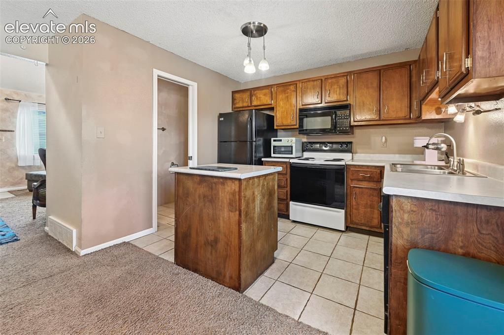 Image 9 of 31: Kitchen
