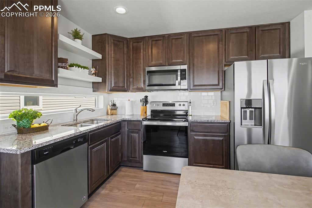 Image 15 of 32: Kitchen