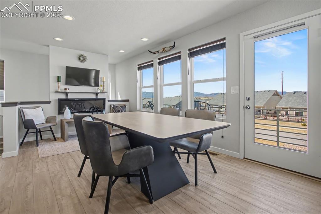 Image 18 of 32: Dining Area