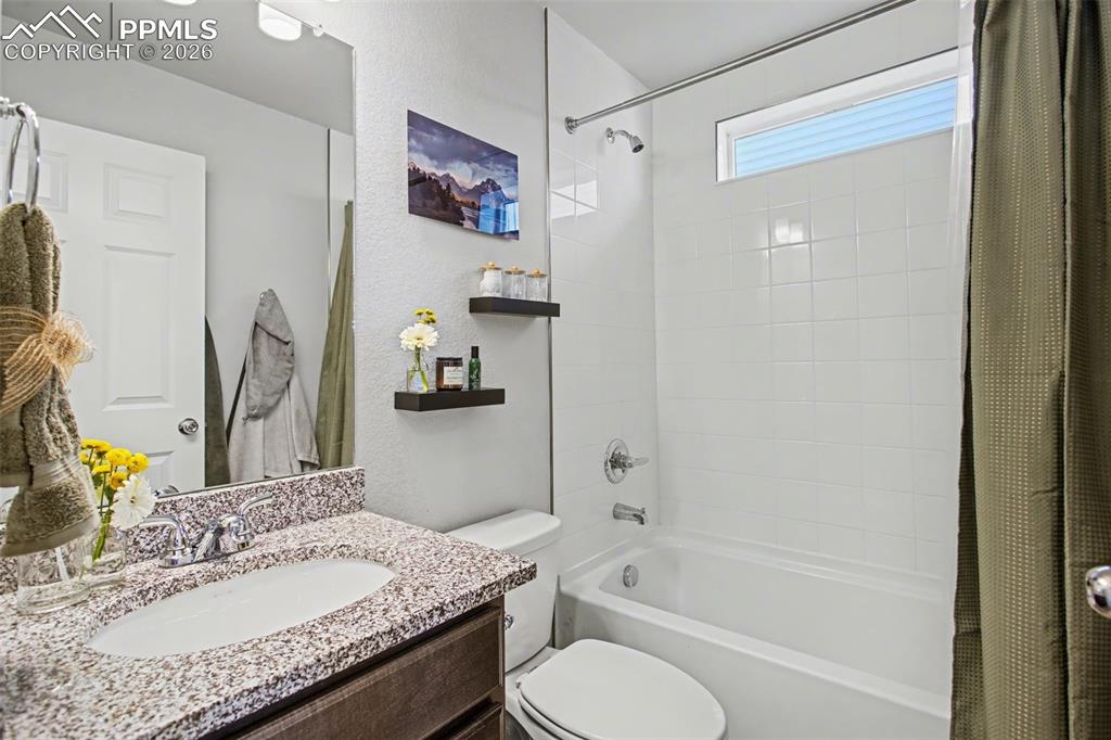 Image 25 of 32: Bathroom