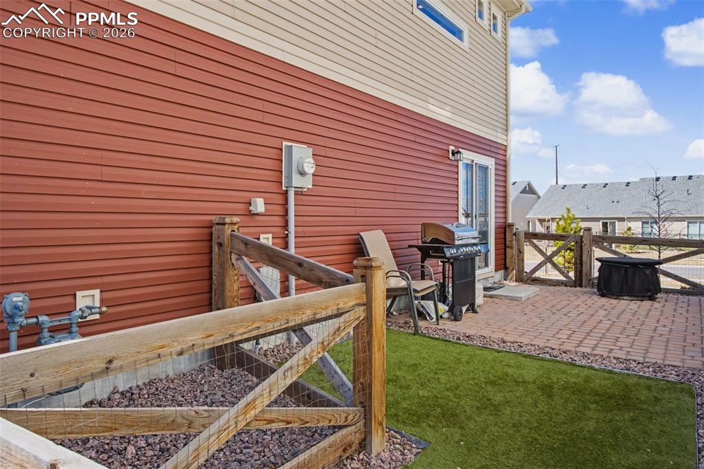 Image 29 of 32: Yard