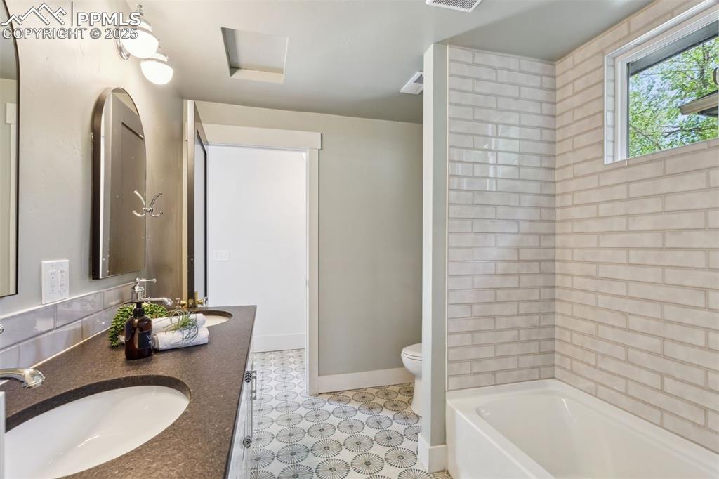 Image 18 of 36: Bathroom