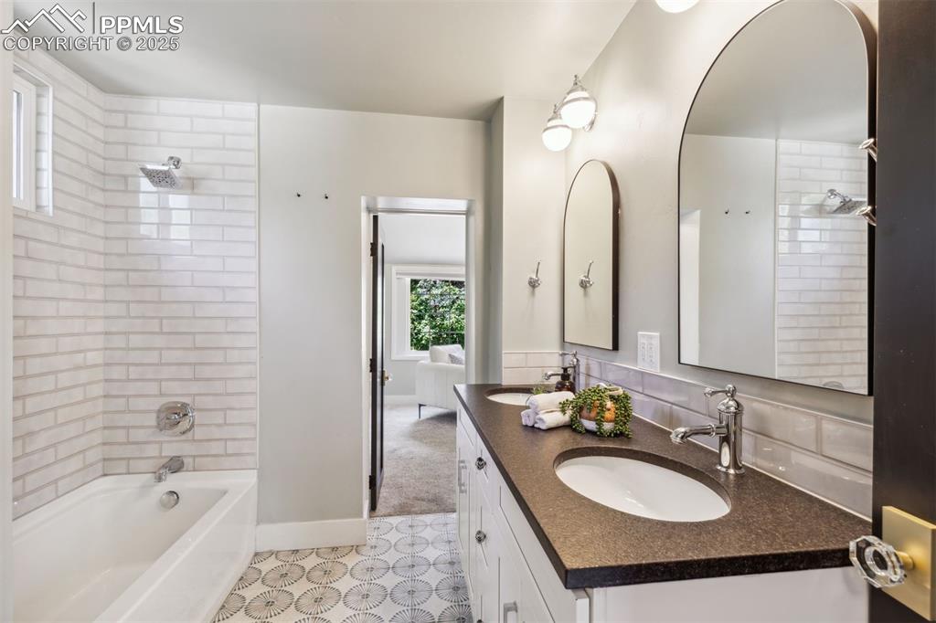 Image 5 of 36: Bathroom