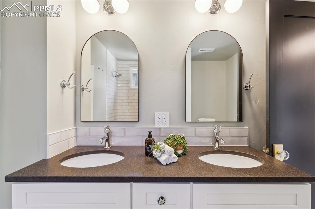 Image 6 of 36: Bathroom