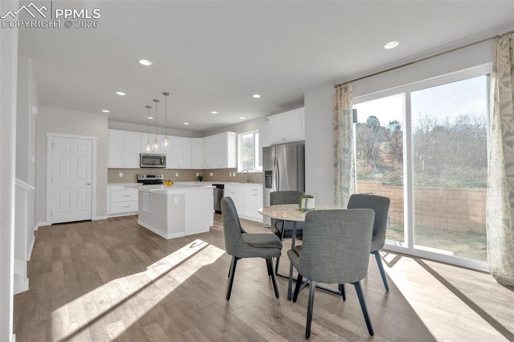 Image 10 of 25: Dining Area