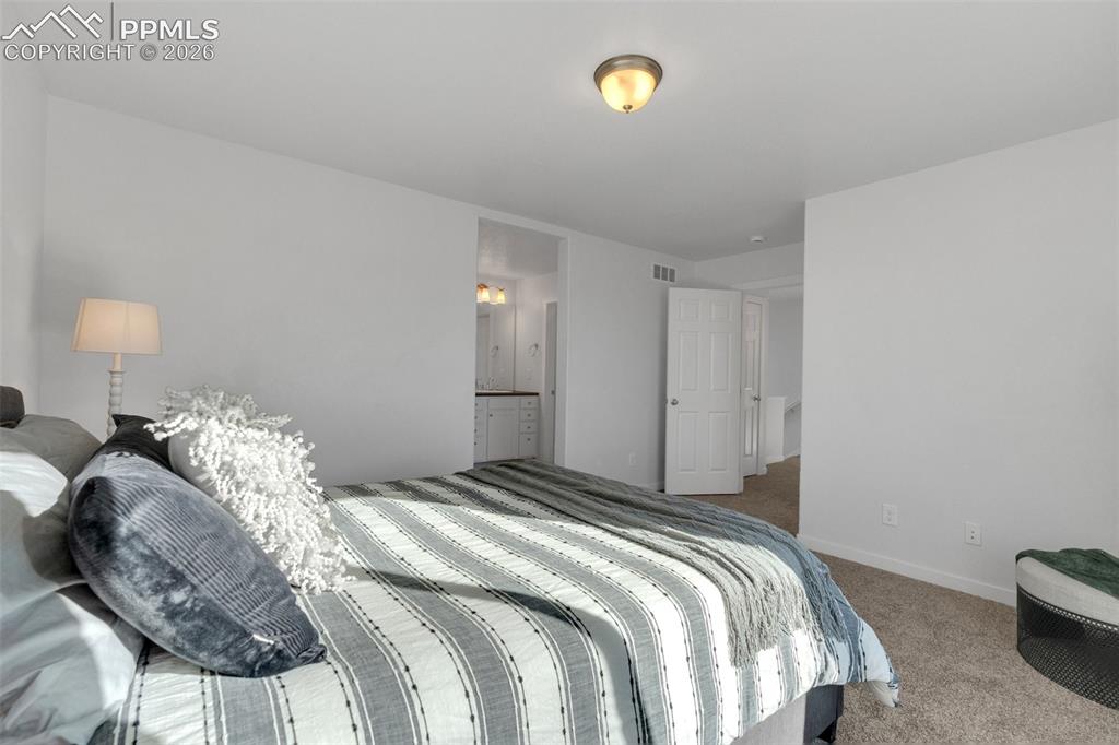 Image 14 of 25: Bedroom