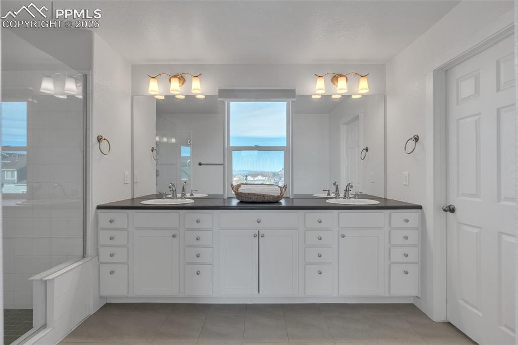 Image 16 of 25: Bathroom