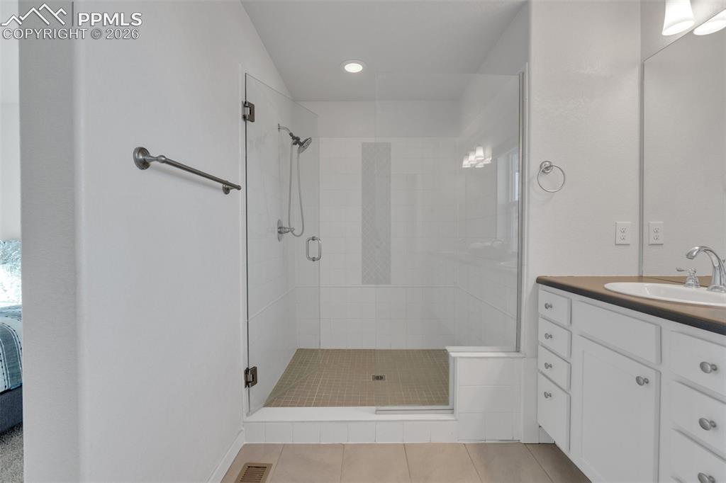 Image 17 of 25: Bathroom