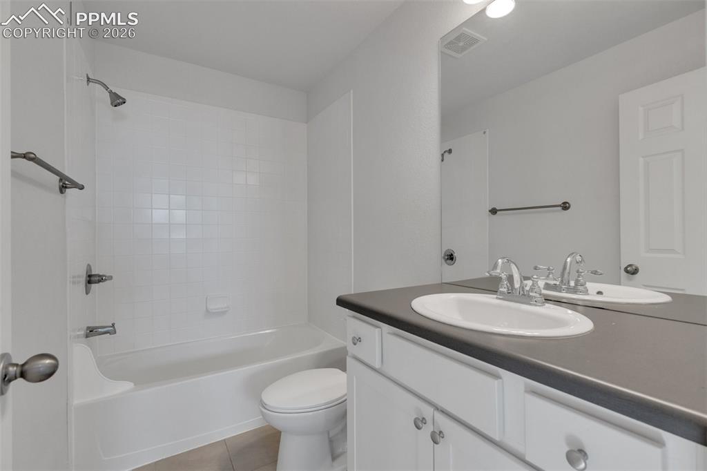 Image 20 of 25: Bathroom