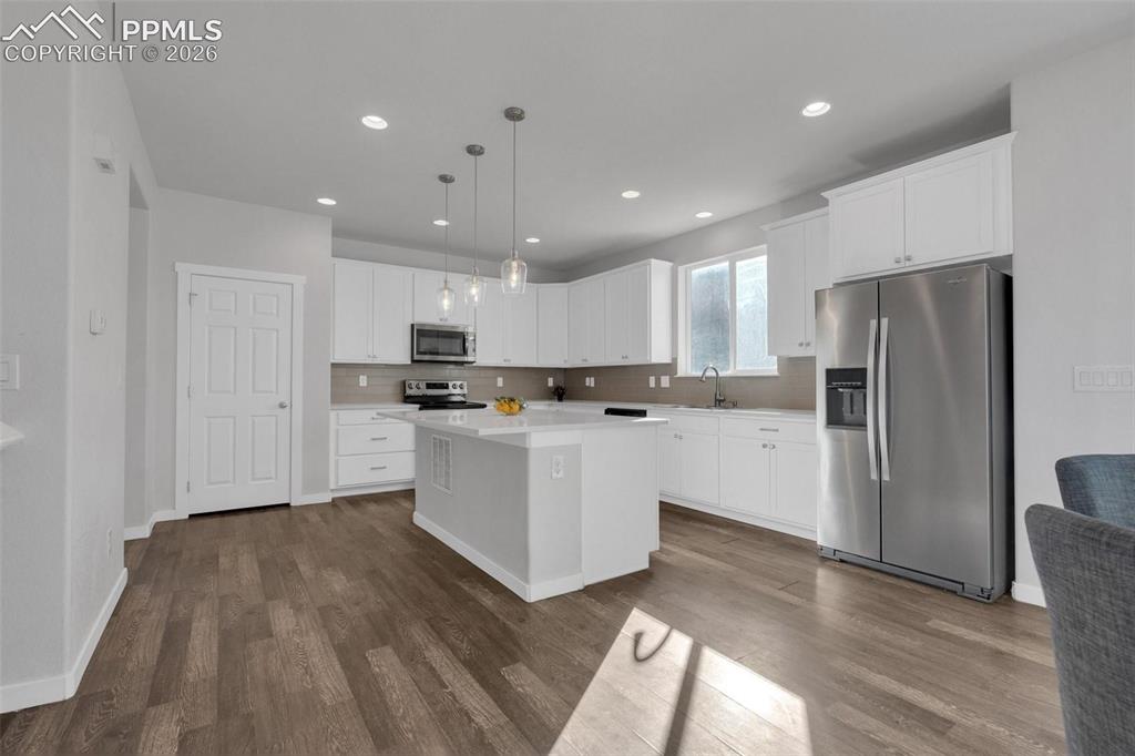 Image 7 of 25: Kitchen