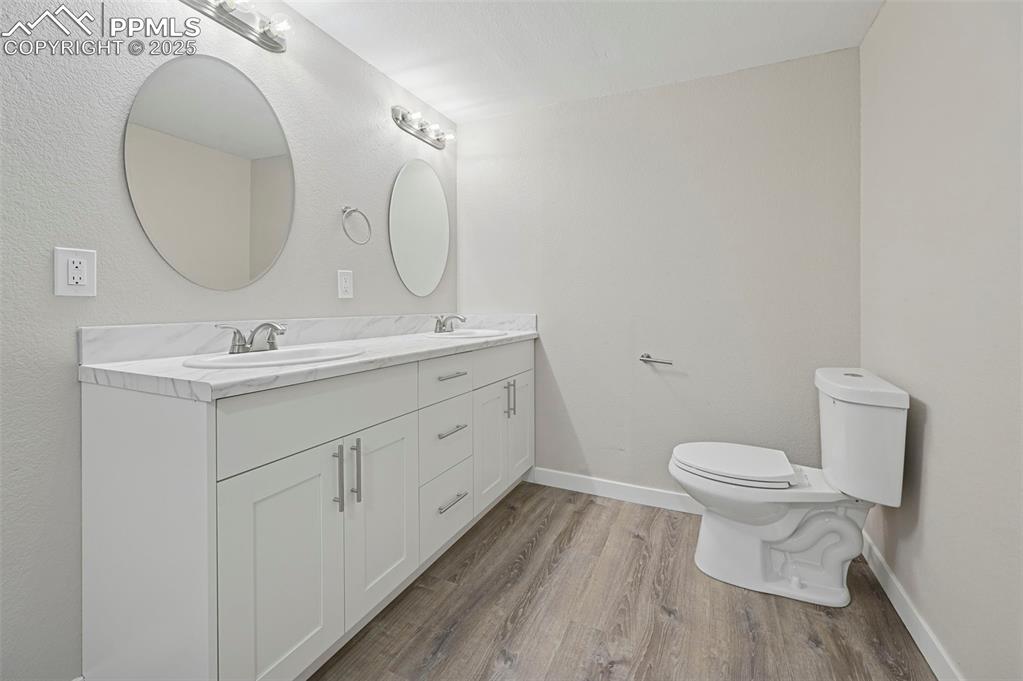 Image 22 of 50: Bathroom