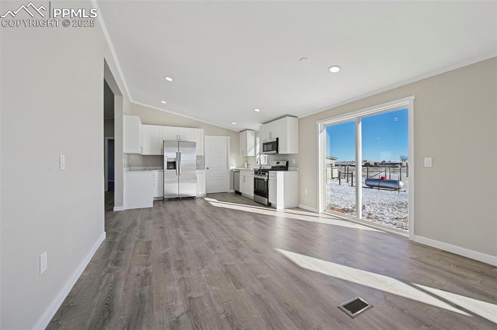 Image 25 of 50: Living Room