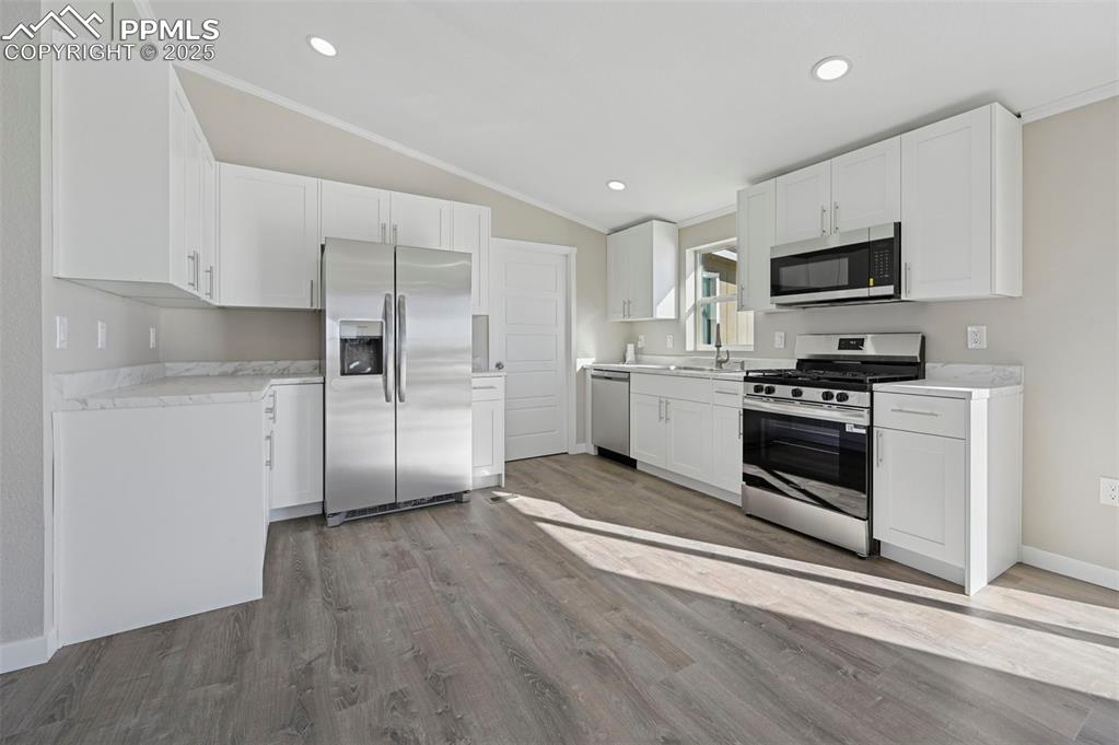 Image 7 of 50: Kitchen