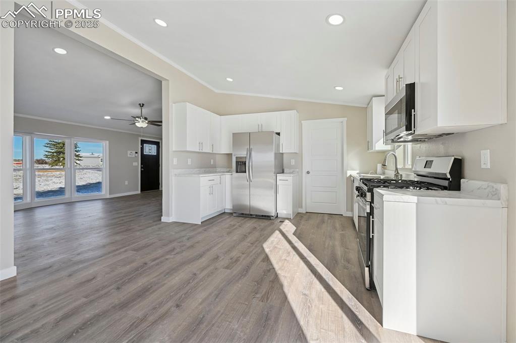 Image 8 of 50: Kitchen