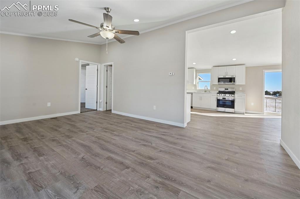 Image 9 of 50: Living Room