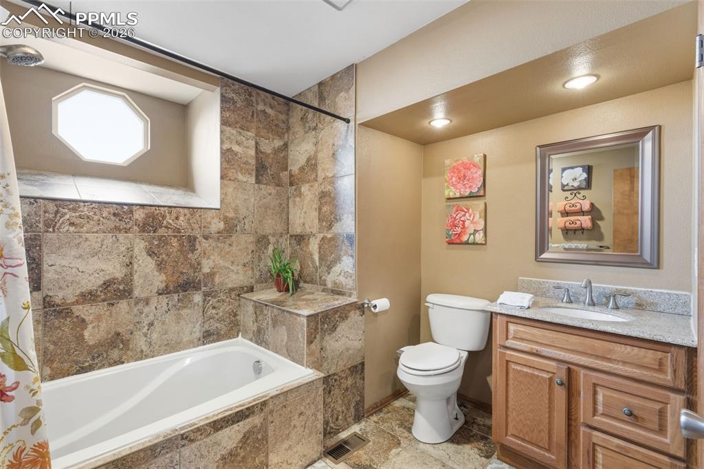 Image 21 of 43: Bathroom