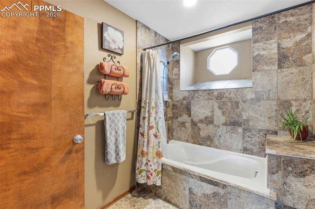 Image 22 of 43: Bathroom