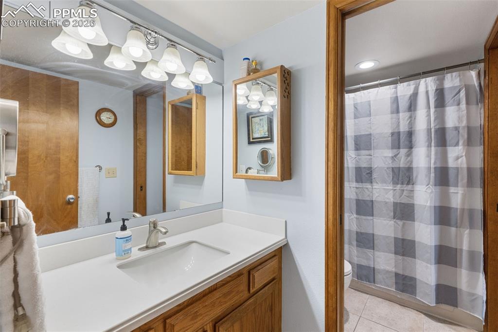 Image 27 of 43: Bathroom