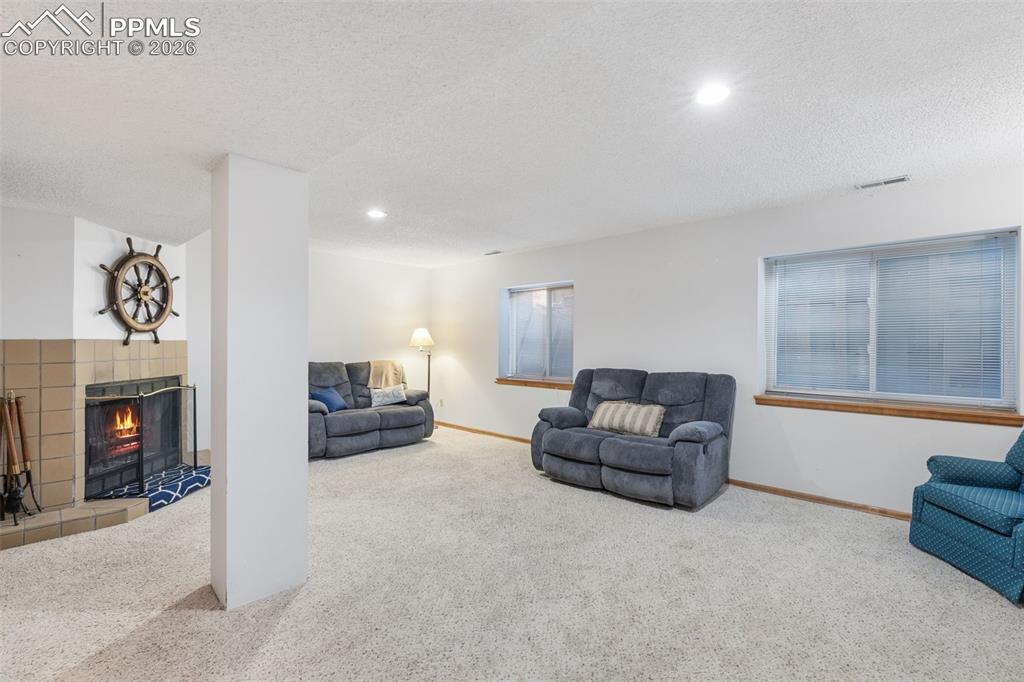 Image 28 of 43: Living Room