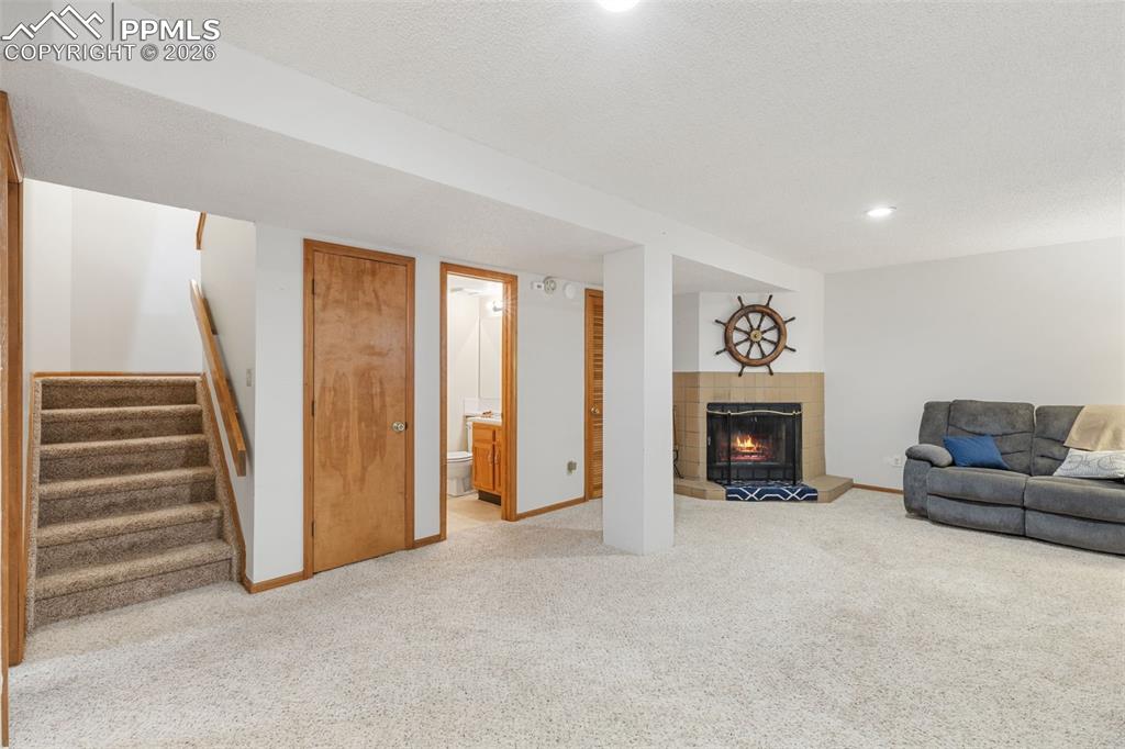 Image 30 of 43: Living Room