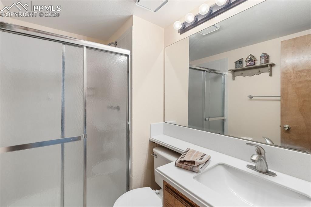 Image 33 of 43: Bathroom