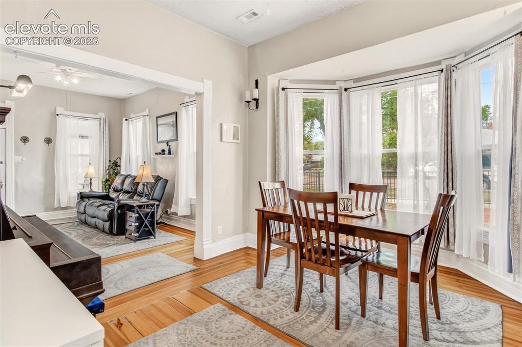 Image 12 of 30: Dining Area