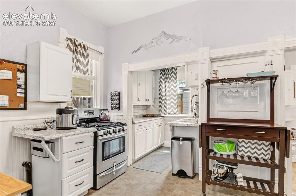 Image 13 of 30: Kitchen