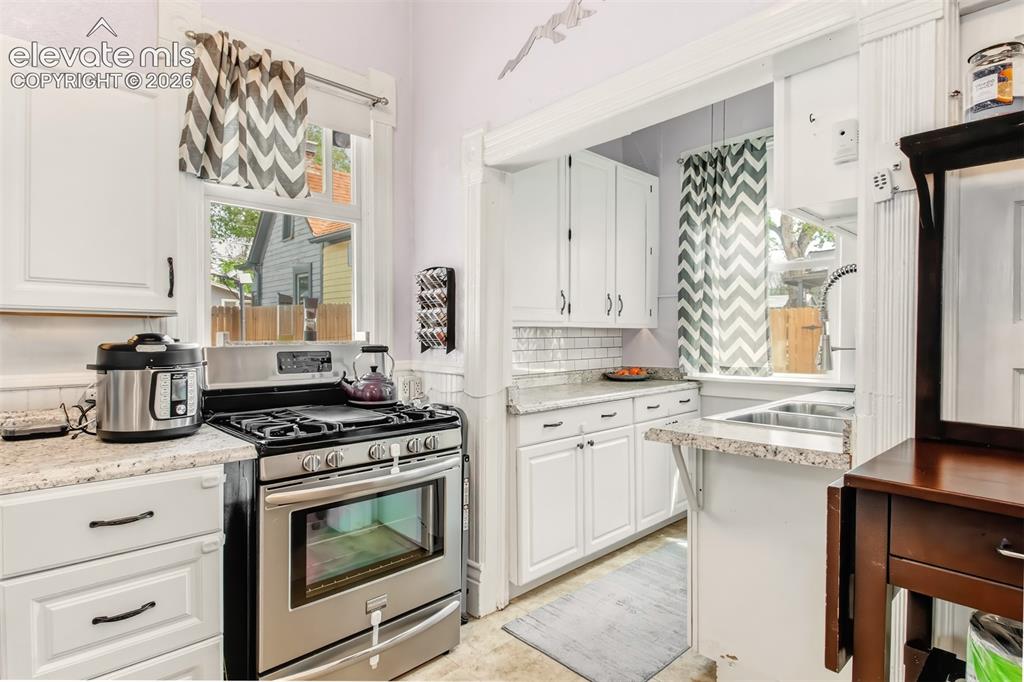 Image 14 of 30: Kitchen