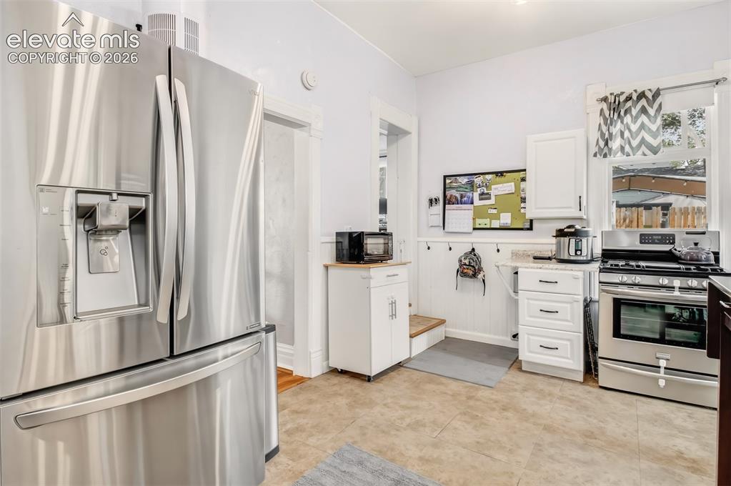 Image 15 of 30: Kitchen