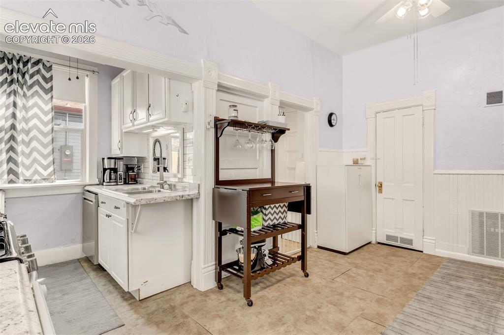 Image 17 of 30: Kitchen