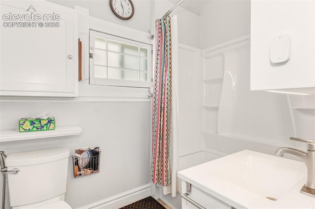 Image 18 of 30: Bathroom