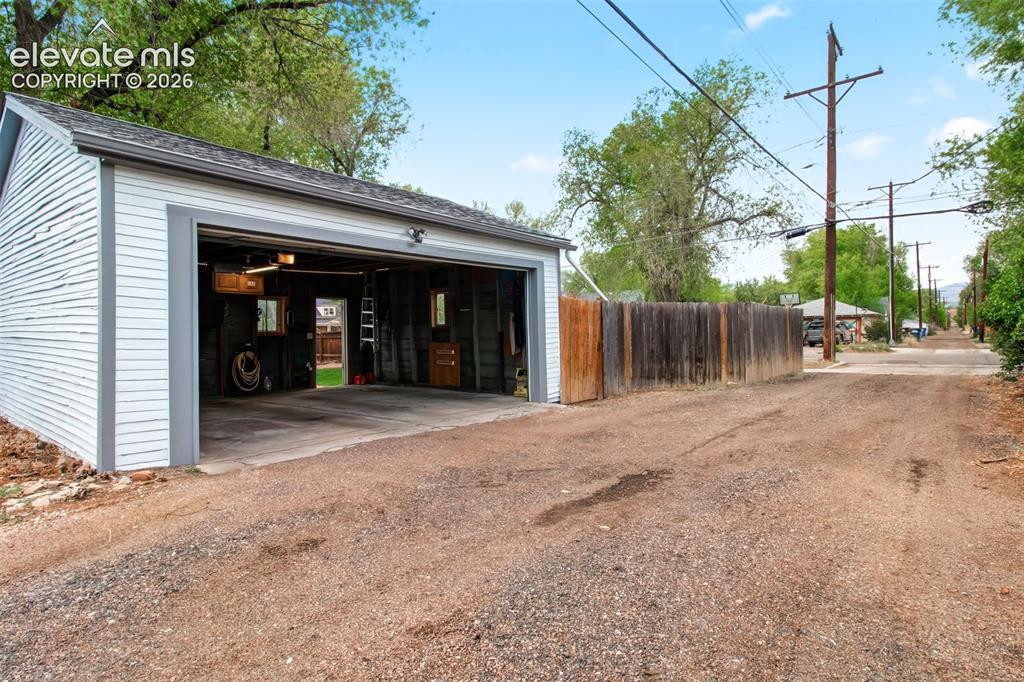 Image 30 of 30: Garage