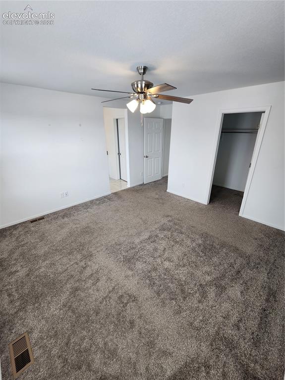 Image 16 of 19: Bedroom