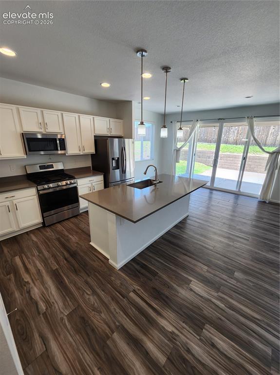 Image 3 of 19: Kitchen