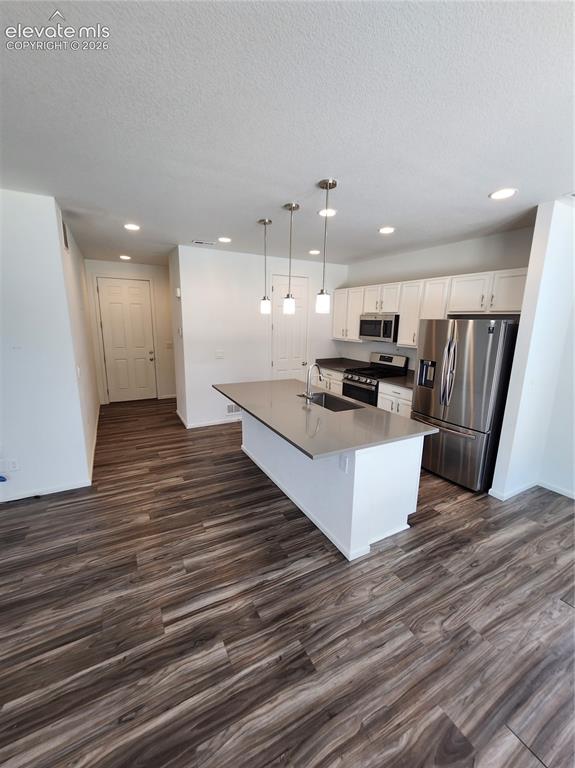 Image 4 of 19: Kitchen