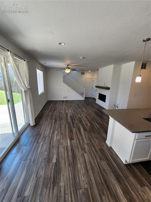 Image 6 of 19: Living Room