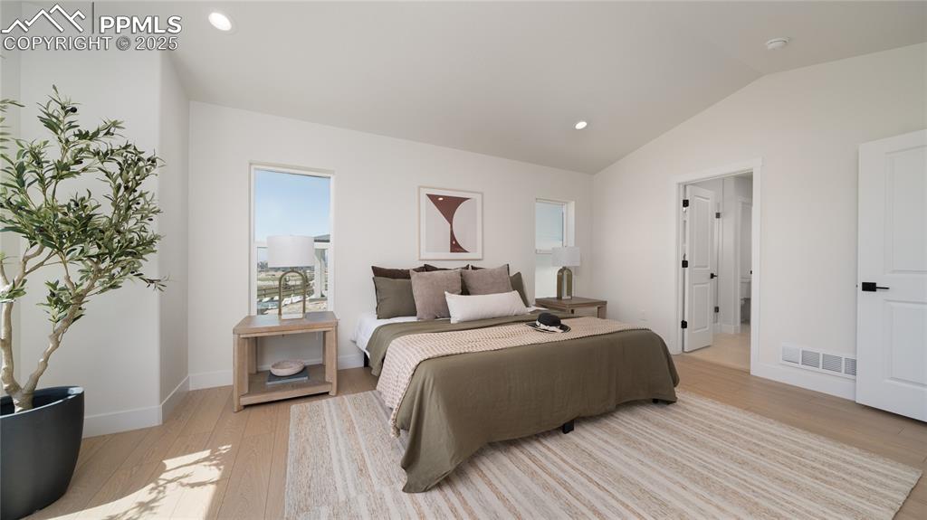 Image 15 of 32: Bedroom