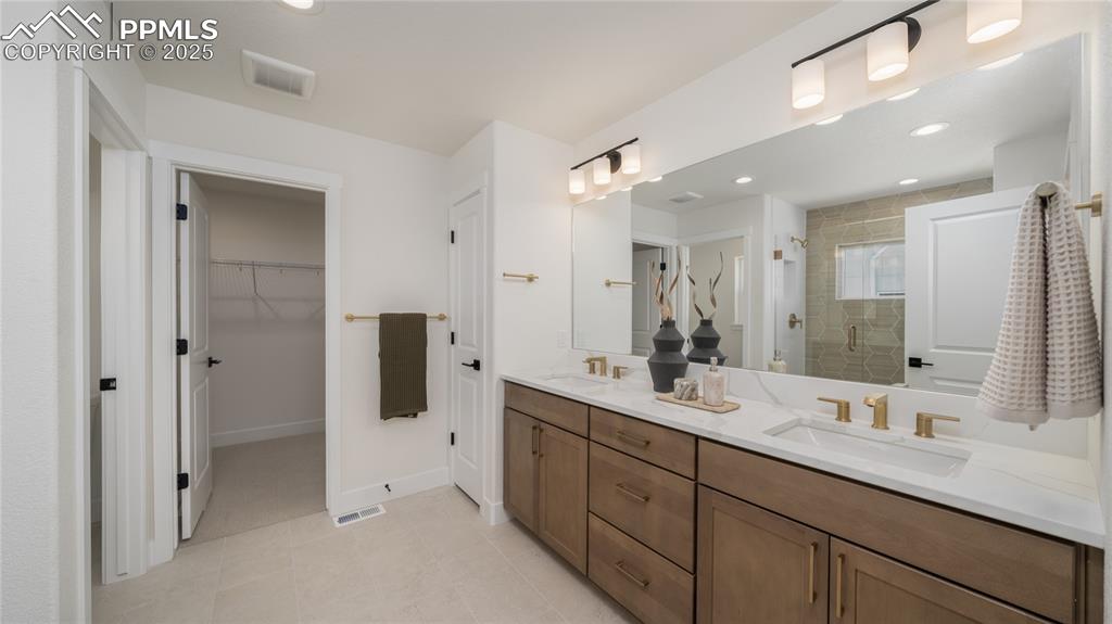 Image 16 of 32: Bathroom