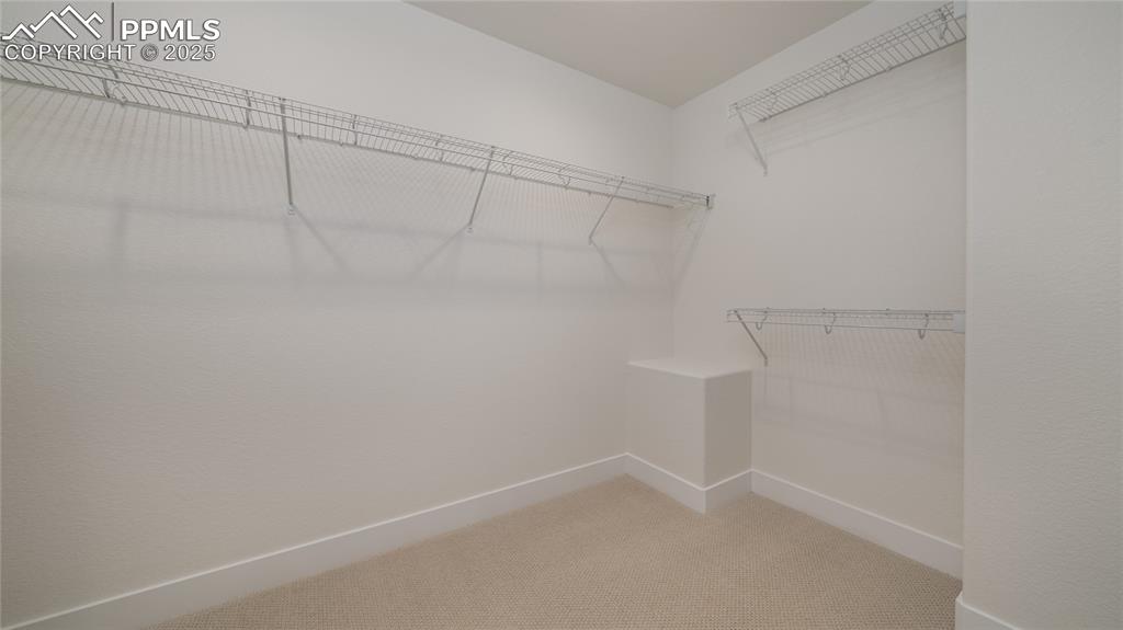 Image 18 of 32: Closet