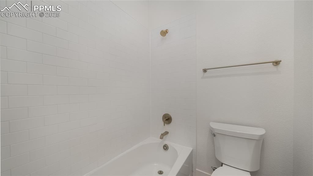 Image 28 of 32: Bathroom