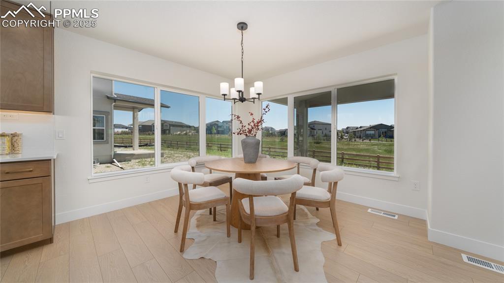 Image 9 of 32: Dining Area