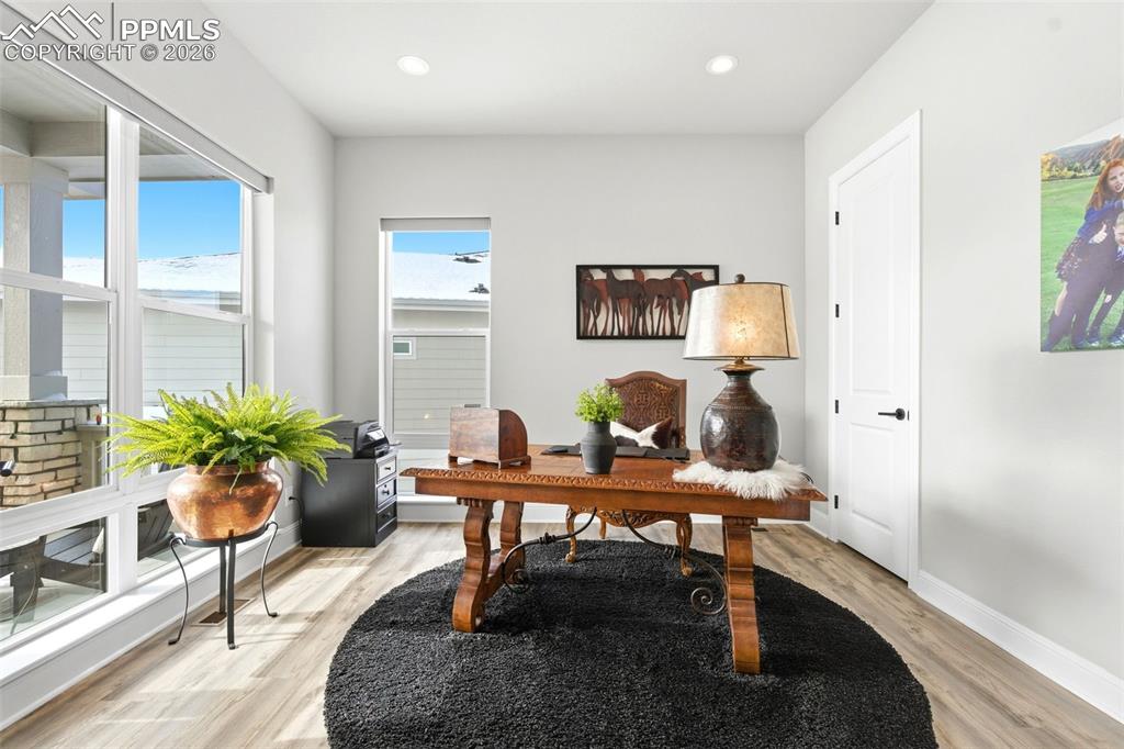 Image 17 of 43: Office