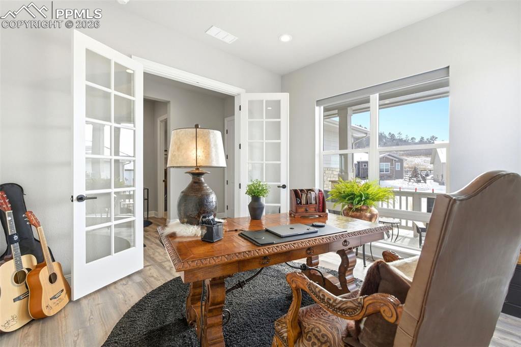 Image 18 of 43: Office