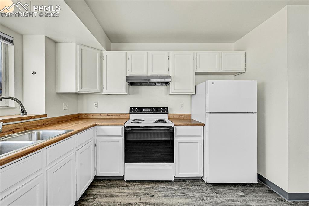 Image 10 of 39: Kitchen