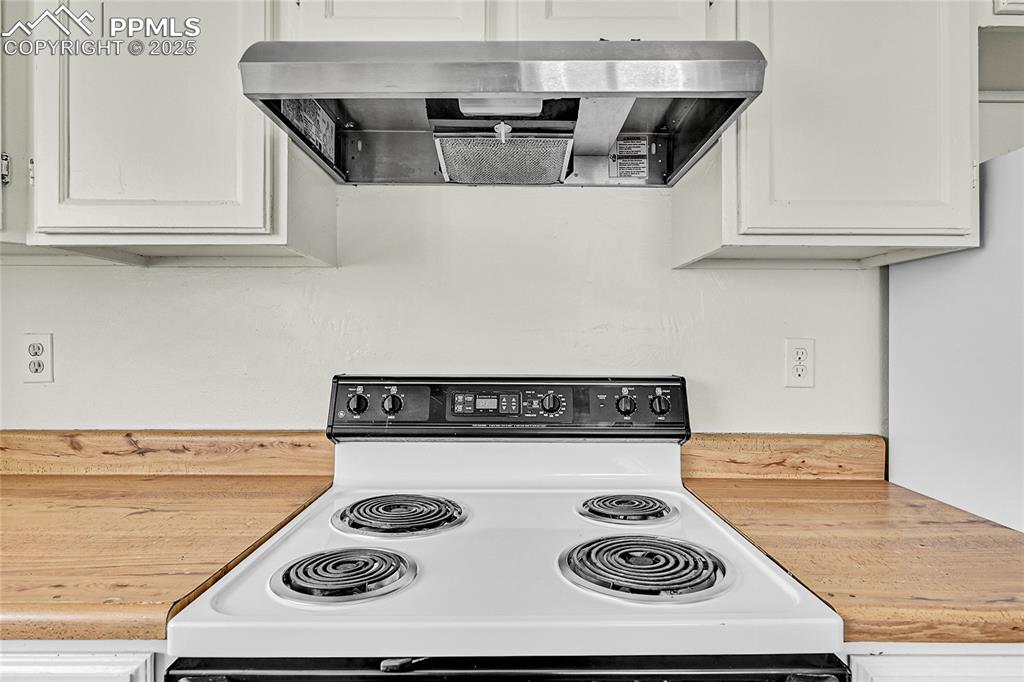 Image 11 of 39: Kitchen